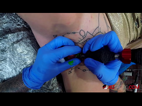 ❤️ Ekstreme tatuita varmulo Sully Savage ricevis tatuon sur sia klitoro ❌ Malĉasuloj ĉe eo.pornpk.ru ❌️